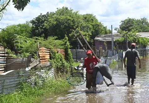 Varias familias sin ayuda en el Bañado Sur en medio del agua