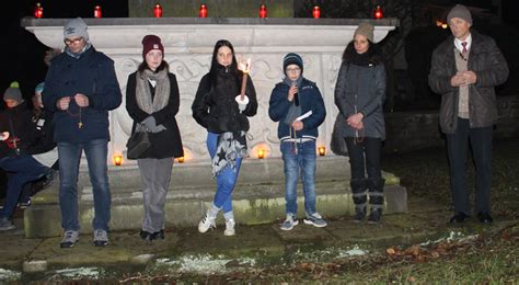 Fest der unschuldigen Kinder Lichterprozession zur Pestsäule