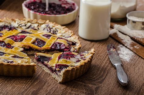 Tart Roti Pendek Dengan Ceri Foto Stok Unduh Gambar Sekarang 2015