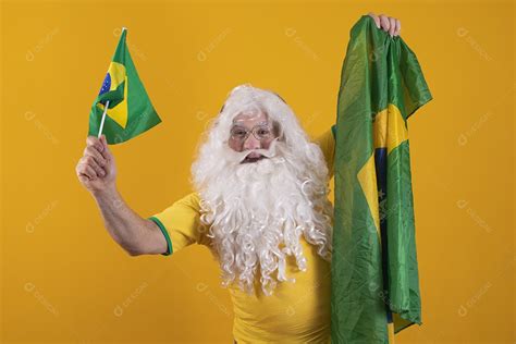 Papai Noel Segurando Bandeira Brasileira Torcendo Para O Brasil