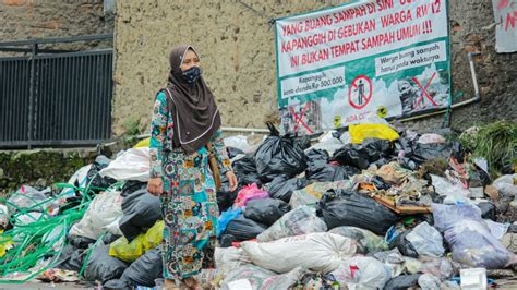 Gunungan Sampah Di PSC Bandung Butuh 30 Truk Tronton Untuk