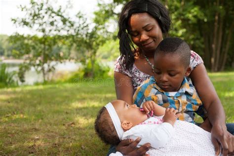 Familia Africana Que Se Divierte Foto De Archivo Imagen De Parque