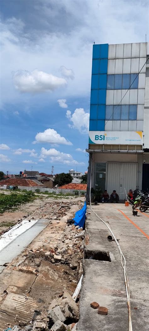 Langgar Aturan Bangunan BSI KCP Tangerang Berdiri Di Atas Saluran Air