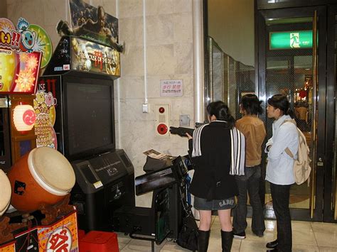 File:Girls playing video games in Japan.jpg - Wikimedia Commons