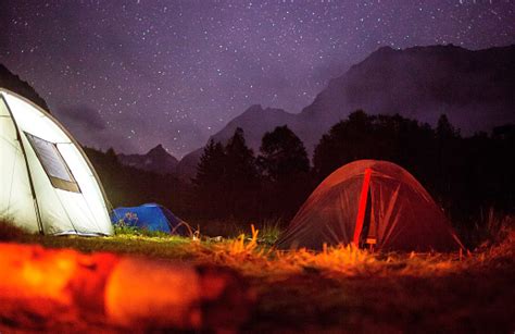 Tenda Wisata Berada Di Padang Rumput Pada Malam Hari Di Pegunungan Foto