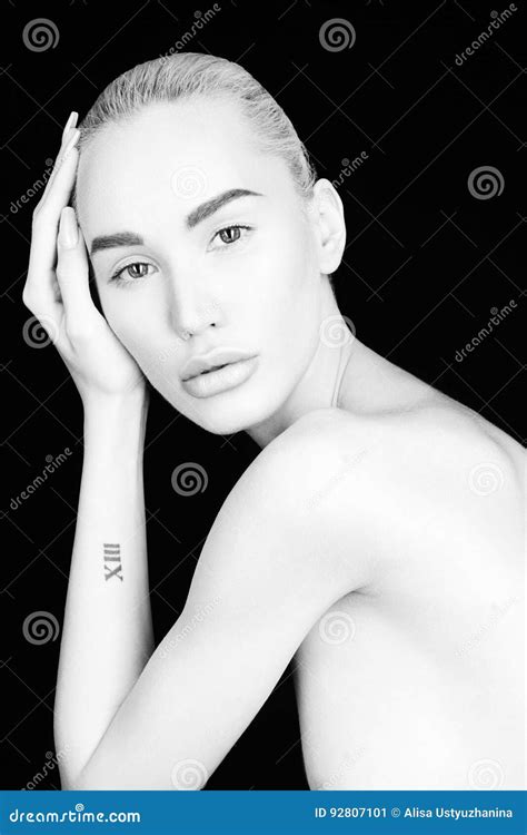 Belle femme blonde nue image stock Image du isolat tête