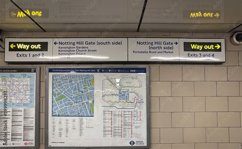 Fotka Inside View Of London Notting Hill Gate Tube Station Covered By