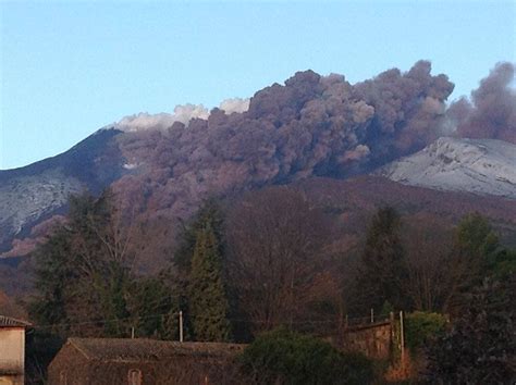 Etna Persiste L Emissione Di Cenere Decisa La Chiusura Dello Spazio Aereo