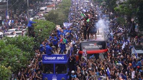 Foto Persib Bandung Juara Bri Liga 1 Indonesia Bobotoh Tumpah Ruah Di