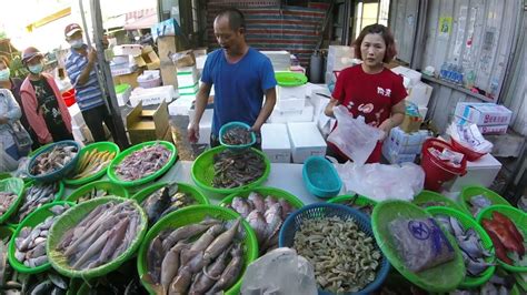 客人買一整隻鮭魚 阿源叫他背回去 台中大雅市場 海鮮叫賣哥阿源 Taiwan Seafood Auction Youtube