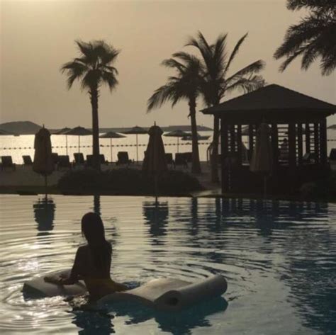 Nabilla en vacances à Dubaï bikini dauphins et repos pour la star de