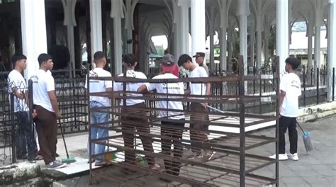 Dari Anggota Geng Motor Diberi Sanksi Sosial Bersihkan Masjid