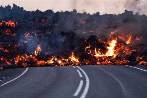 Nach Vulkanausbruch auf Island Lava läuft auf Parkplatz der Blauen