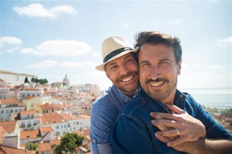 Casal Gay Apaixonado Tirando Uma Selfie Na Varanda Foto Gr Tis