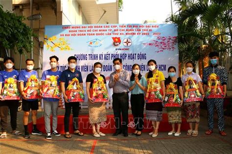 HCM City Shares Tet Joy With Students Of Laos Cambodia VNA Photos