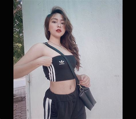 Mê diện bikini khoe dáng trên giường mỹ nữ được cư dân mạng đặt biệt danh mới Titanic Nơi