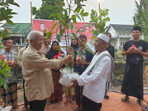 PDI Perjuangan Memakmurkan Masjid Dengan Tanam Pohon Buah GenPI Co NTB