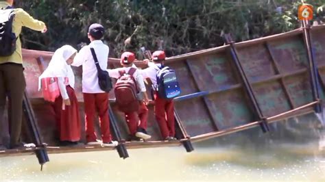 Miris Warga Dan Pelajar Di Sukabumi Terpaksa Lintasi Jembatan Miring