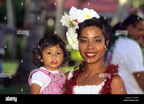 Hawaiian Woman Holding Her Daughter Stock Photo Alamy