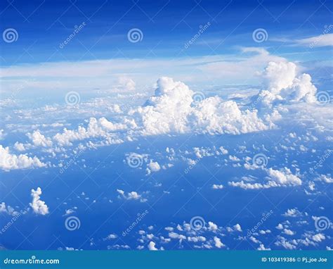 El Volar Sobre Las Nubes En El Avión Foto de archivo Imagen de