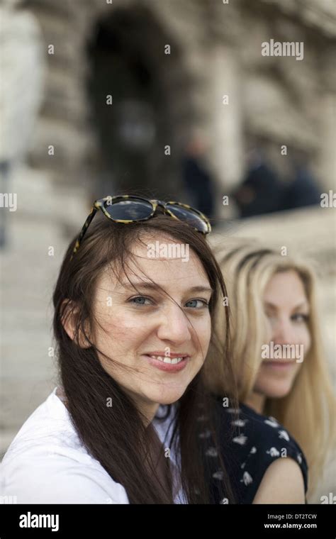 Two Woman Blond Brunette Fotos Und Bildmaterial In Hoher Aufl Sung Alamy