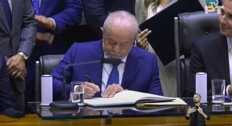 Lula decreta 30 dias para avaliação de sigilo de 100 anos imposto por