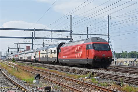 Re Durchf Hrt Am Den Bahnhof Muttenz Bahnbilder De