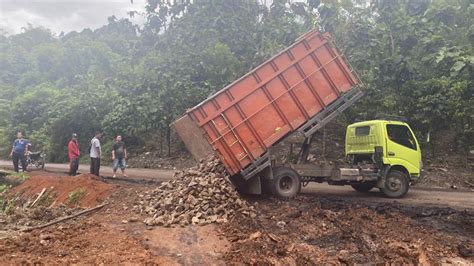 Bantu Perbaiki Jalan Rusak Asmara Atasi Keluhan Masyarakat