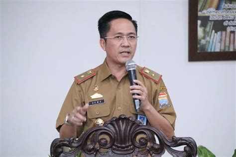 Pemkot Palembang Bagikan 10 Ribu Bendera Merah Putih Ke Warga