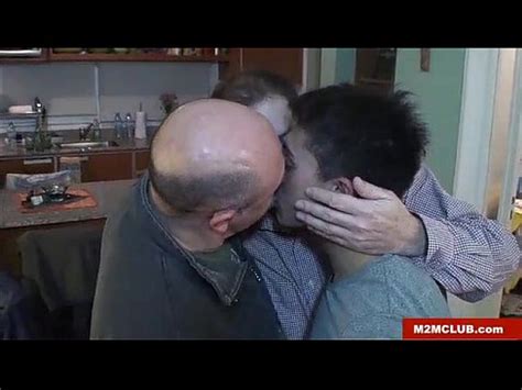 Osos maduros colgados follando con un maricón XVIDEOS