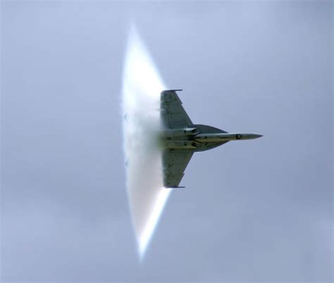 AVIONES ROMPIENDO LA BARRERA DEL SONIDO