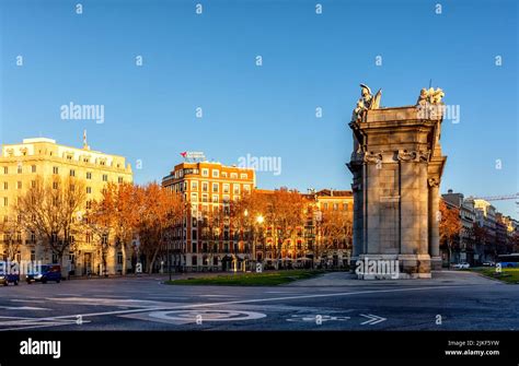 Puerta de Alcalá en la Plaza de la Independencia Madrid España Stock