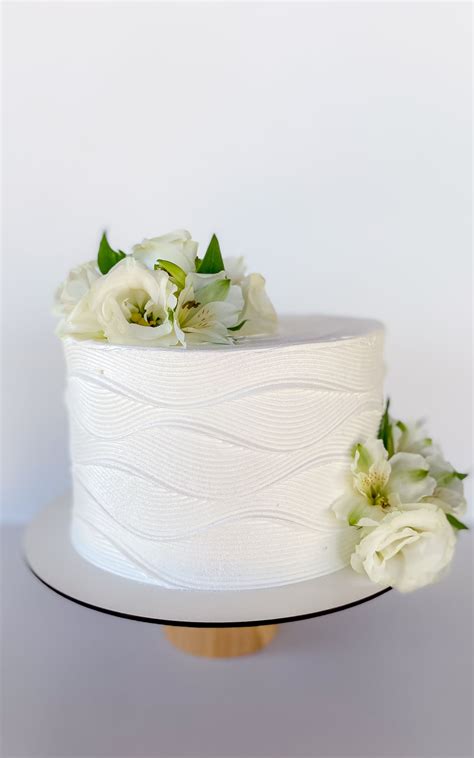 Bolo Branco Com Flores - Bolo com flores brancas | Bolo branco casamento, Bolo de casamento ...