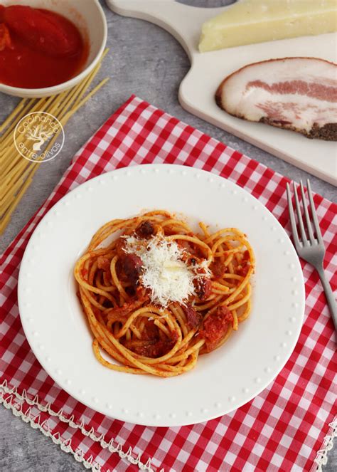 Bucatini a la amatriciana auténtica receta de pasta a la amatriciana