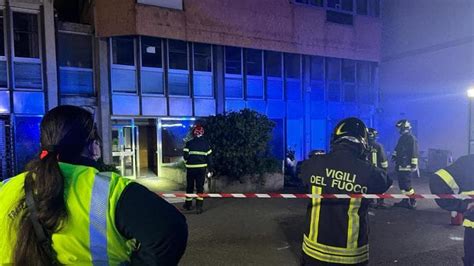 Firenze Incendio A Una Cabina Elettrica Evacuato Un Condominio In