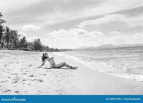 Belle Fille Dans Le Bikini Posant Sur Une Plage Abandonn E Sable Blanc