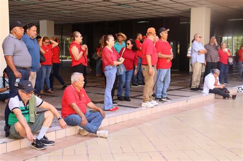 Maestros Jubilados Se Manifiestan Y Bloquean Acceso A Palacio De