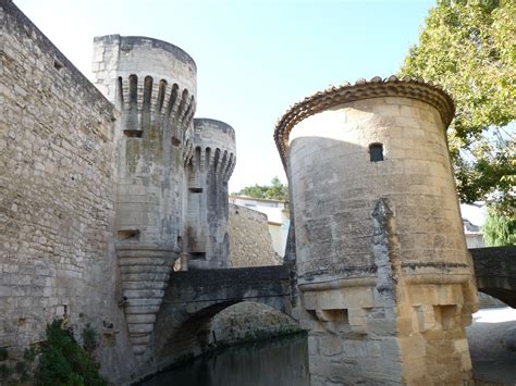 Pernes La Fontaine Les Fontaines Vaucluse Saint Saturnin