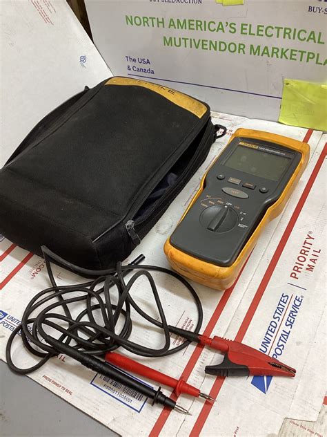 Fluke 1520 MegOhm Meter Insulation Tester With Leads Case Megger