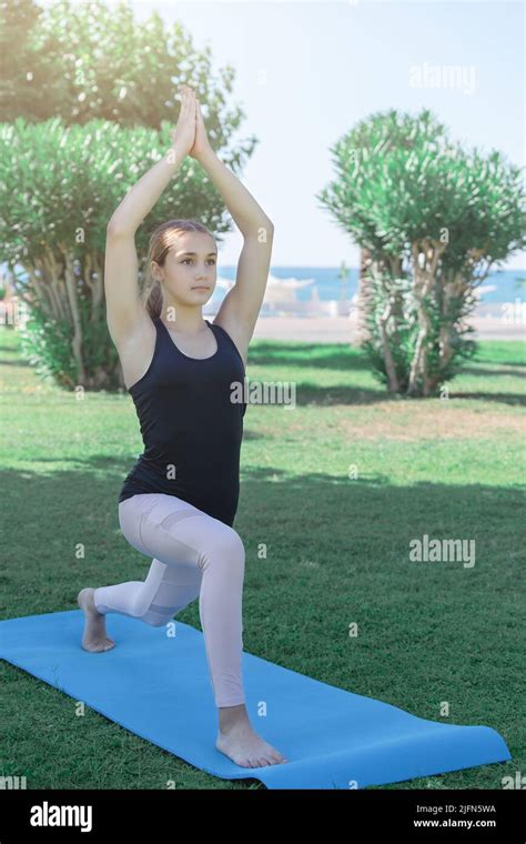 Une Jeune Fille Pratique Le Yoga à Lextérieur Se Tient Pieds Nus Dans