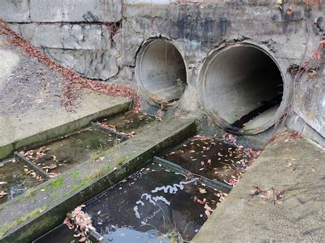 Salida de la tubería del túnel de drenaje de aguas residuales colector