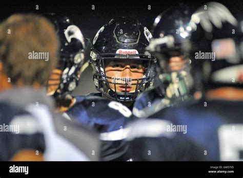 Football huddle hi-res stock photography and images - Alamy