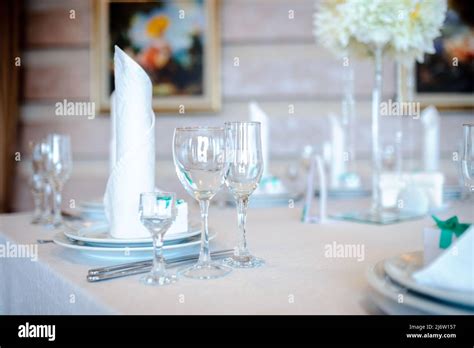 Holiday table setting Stock Photo - Alamy