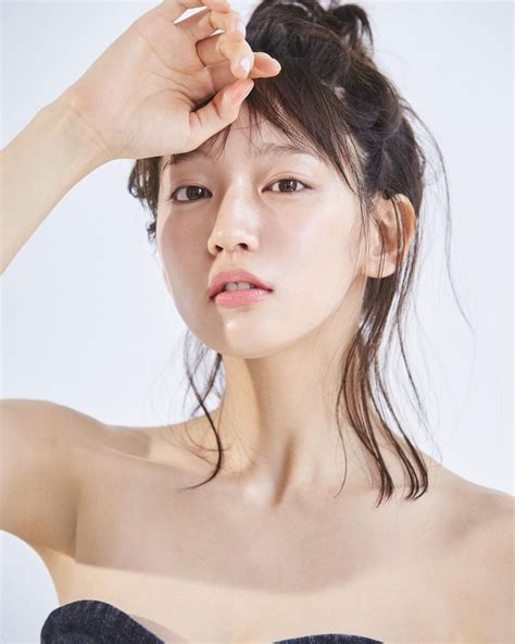 吉岡里帆 3月12日発売4月号。 久しぶりにarの表紙をさせて頂きます！ メイクは写真集でもお世話になったぴーちゃんです。 写真は