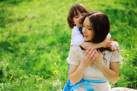 Gli Abbracci Della Mamma Ed Il Bambino Felici Di Bacio Scherzano Il