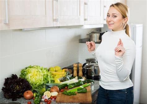 摆在与素食者的正面妇女在厨房里 库存照片 图片 包括有 圆白菜 成人 人们 剪切 准备 健康 77986000