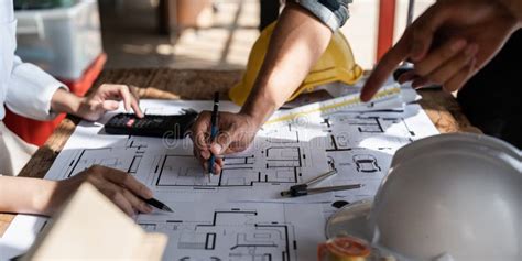 Equipo De Arquitectos Trabajando Con Planos Para El Ingeniero De Planos