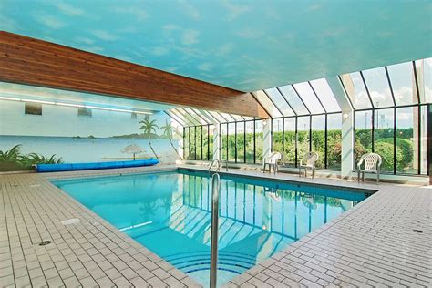 Kelowna Hotel with indoor and out door pools | Siesta Suites Kelowna