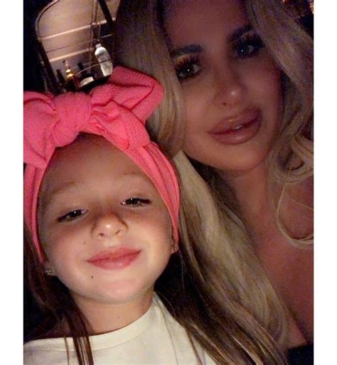 Kim Zolciak S Daughter Kaia Biermann Expertly Applies Lipstick Pics Us Weekly