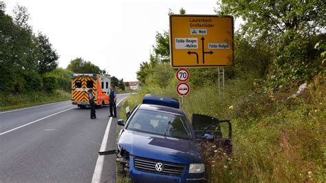 Fulda Mann 39 Nach Unfall Schwer Verletzt Auto Landet Im Graben